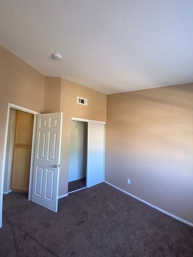 Building Photo - Anaheim HIlls 3 Bedroom