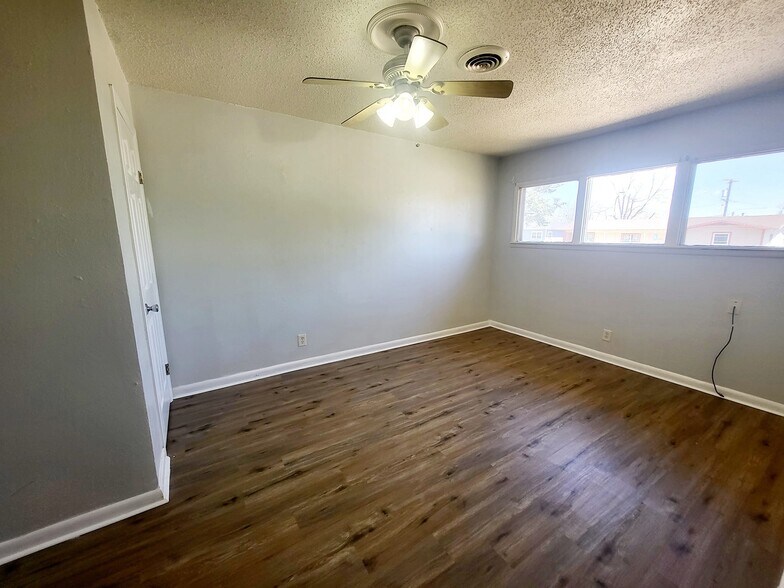 Building Photo - 3789 Sunset Ave