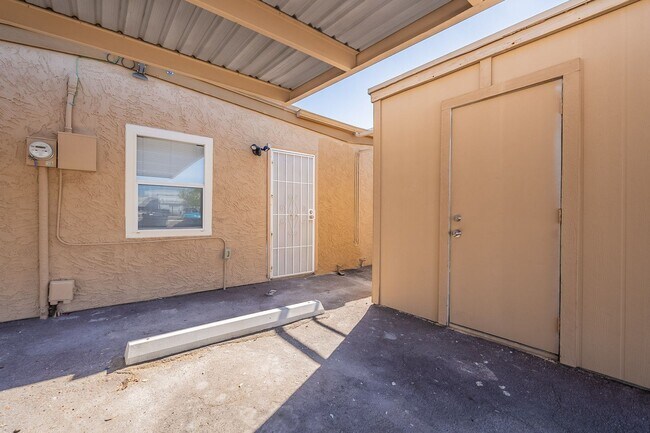 Building Photo - Updated townhome near Central Phx/Biltmore!