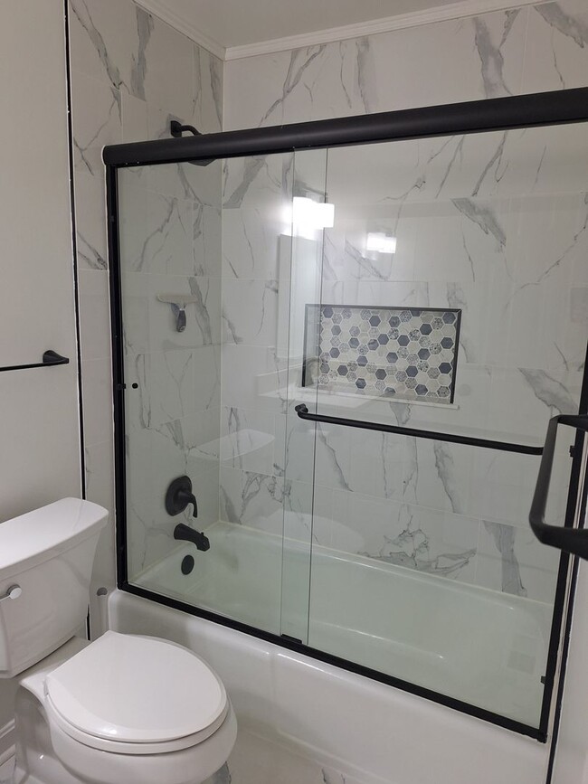 Building Photo - 3 bedroom /2 full bathroom- Yorktown