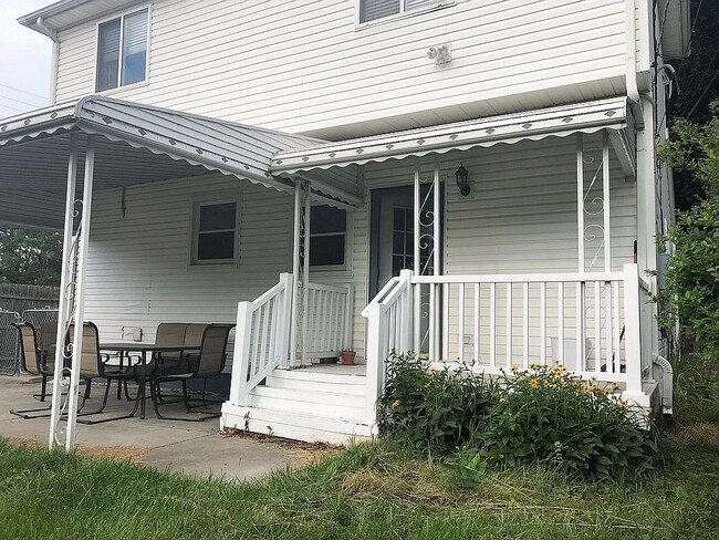 Covered patio and relaxation zone - 3345 Inman st