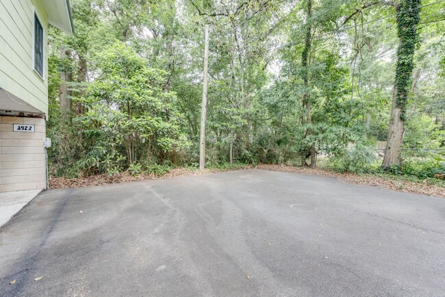 Building Photo - 3 Bedroom, 2 Bath Home Available 10/1/2025...