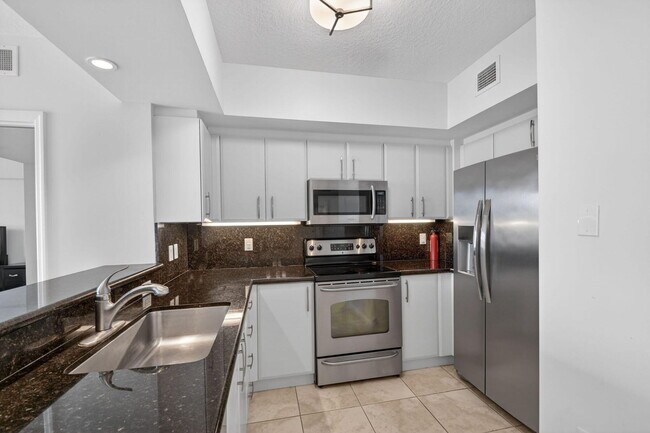 Building Photo - 403 S Sapodilla Ave