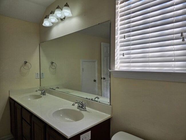 Building Photo - Ivy Square Patio Home