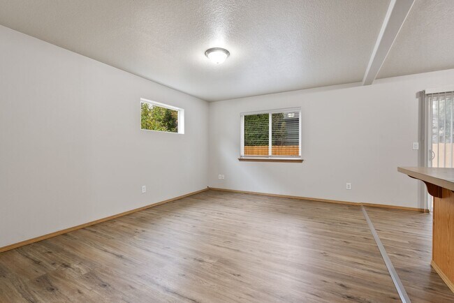 Building Photo - 4bed/2.5 Bath home - Available in SE Portland,