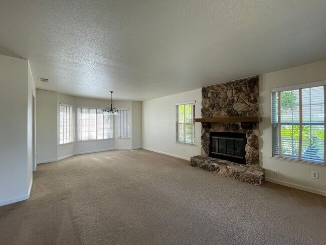 Building Photo - 3 Bedroom 2.5 Bath Home with Huge Covered Patio in Backyard!