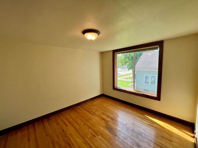 Building Photo - Large 3 Bed 2 Bath Single Family Home in M...