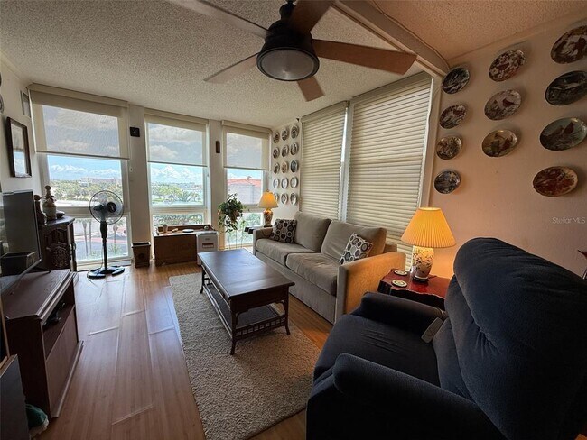 Building Photo - 7400 Sun Island Dr S