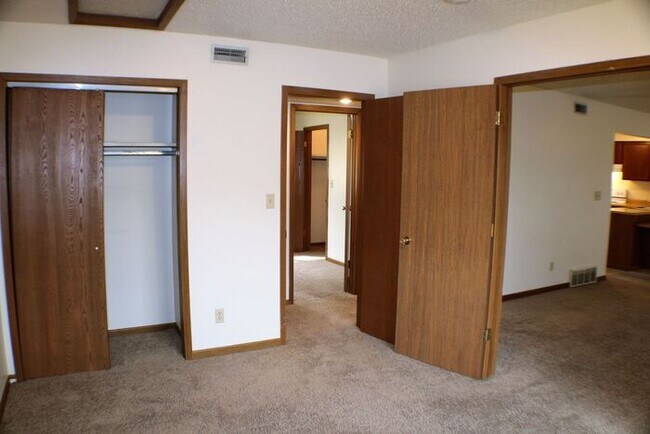 Building Photo - $1,100 | 2 Bedroom, 1 Bathroom CONDO | CAT Friendly* | Available for Immediate Move In!