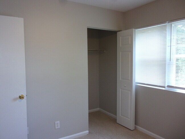 Building Photo - 2 Bedroom 1 1/2 Bath Townhome - Recently Updated and Freshly Painted