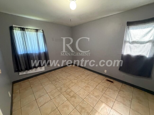 Building Photo - 907 Moore-