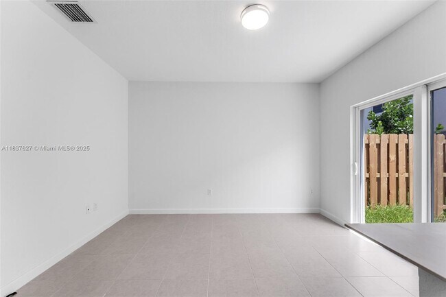 Building Photo - 2442 SE 28th St