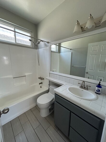 Main bathroom with tub - 3222 Morningside Dr