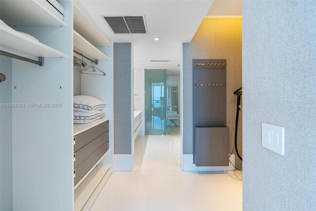 Building Photo - 17121 Collins Ave