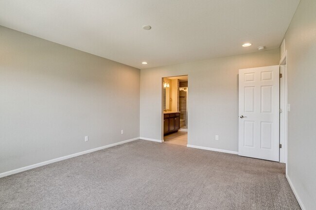 Building Photo - Spacious 4BR Townhome in Denver