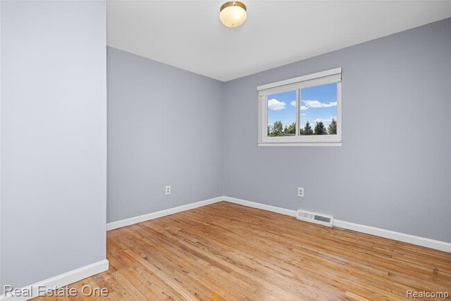 Building Photo - 348 Decca Dr