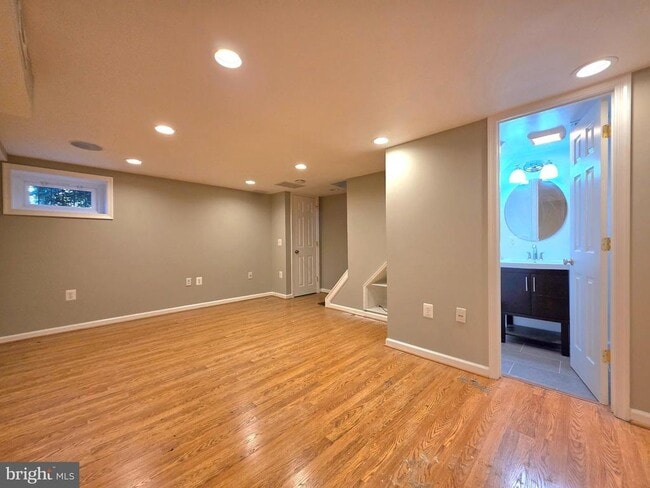 Building Photo - 527 E Nelson Ave