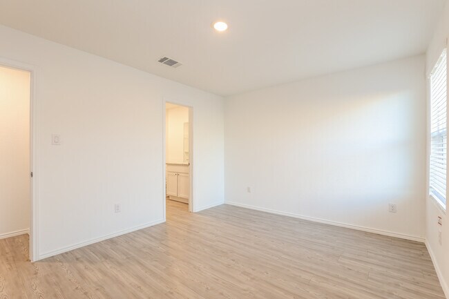 Building Photo - 419 Filibusters Trl, San Antonio, TX