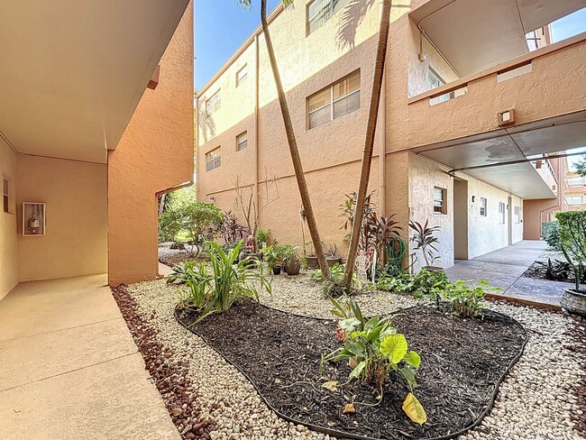 Building Photo - Beautiful 1 bedroom 2 bath Condo in Tamara...