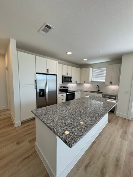 Building Photo - 2343 Portman Ave