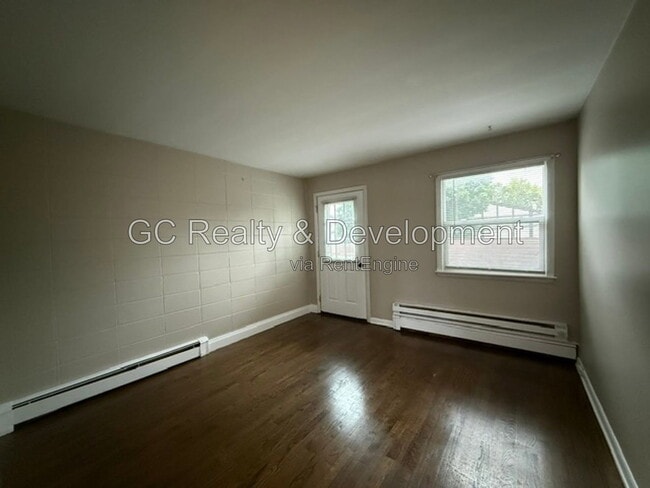 Building Photo - 233 Uteg St