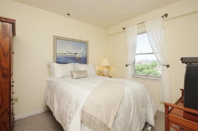 Building Photo - 84 Bloomfield St