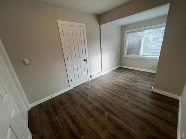 Building Photo - Beautiful Updated 2 Bedroom Rambler in Tac...