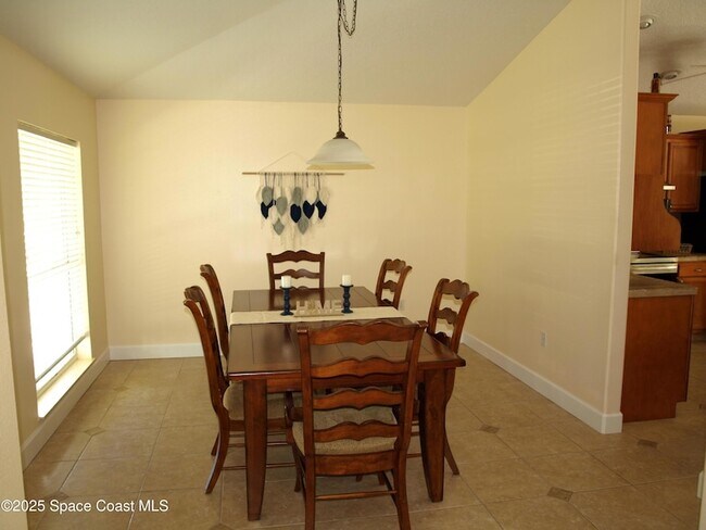 Building Photo - 4566 Serna Ave