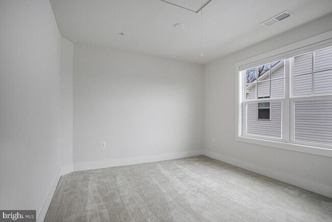 Building Photo - 408 Kosmill Dr