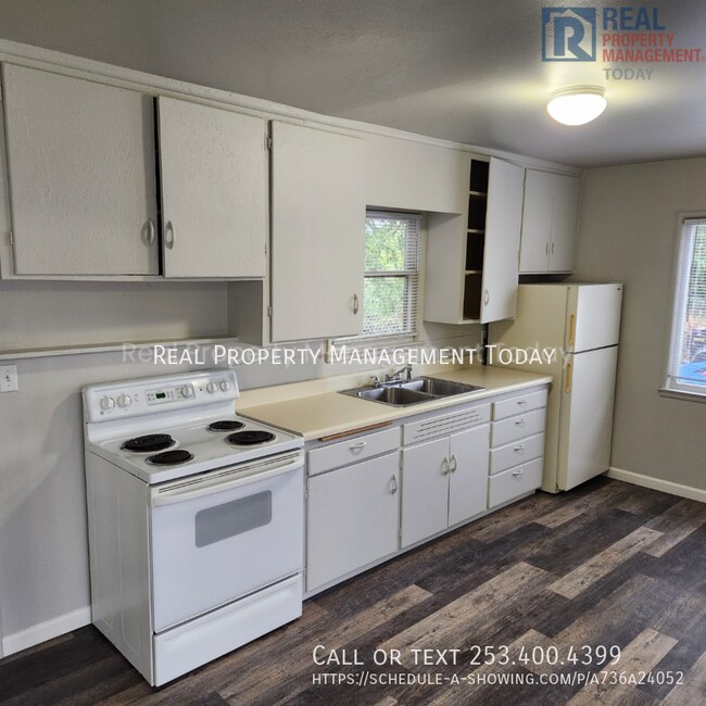 Building Photo - 8420 1/2 South Tacoma Way-2