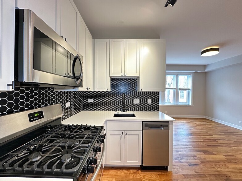 Building Photo - 661 W Wrightwood Ave