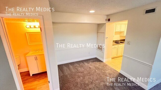 Building Photo - 3700 Idlebrook Cir