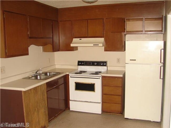 Building Photo - Move-In Ready 2BR/1.5BA End-Unit Townhouse...