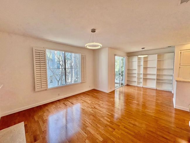 Building Photo - Within 3 miles of several major shopping c...