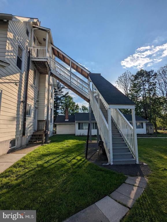 Building Photo - 511 Evesham Ave W