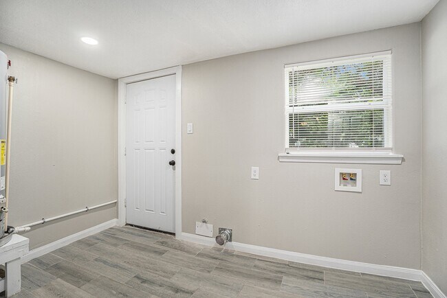Building Photo - 812 7th Ave N
