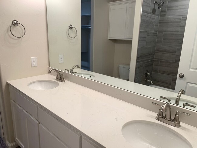 Building Photo - 3 bedroom duplex in Newcastle!