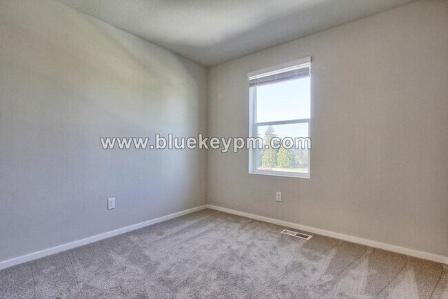 Building Photo - 4 Bed, 2.5 Baths Home in Ridgefield