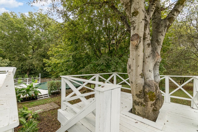 Building Photo - 828 Lemont Dr