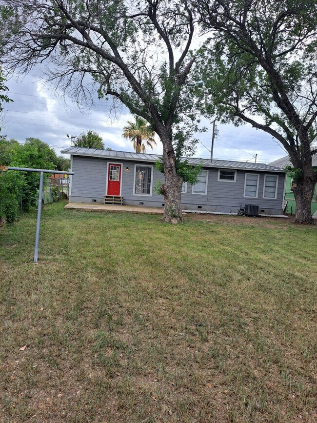 Building Photo - Stylish 4BR/2BA Home Near Port San Antonio...