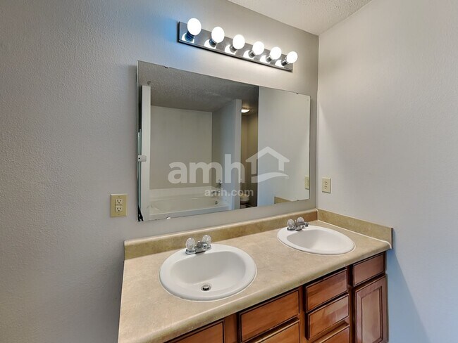 Building Photo - 1313 Central Park Dr