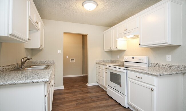 Building Photo - 6110 Glen Lee Dr