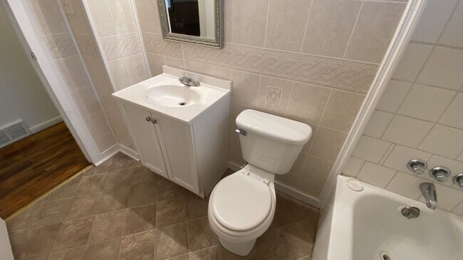 Building Photo - 3 Bedroom, 1 Bathroom Home Close to Fort L...