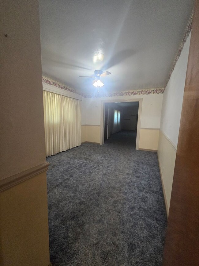 Building Photo - 4 Br 3 Ba + Flex w/ Fireplace