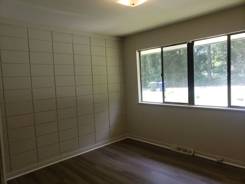Building Photo - 203 Luther Dr
