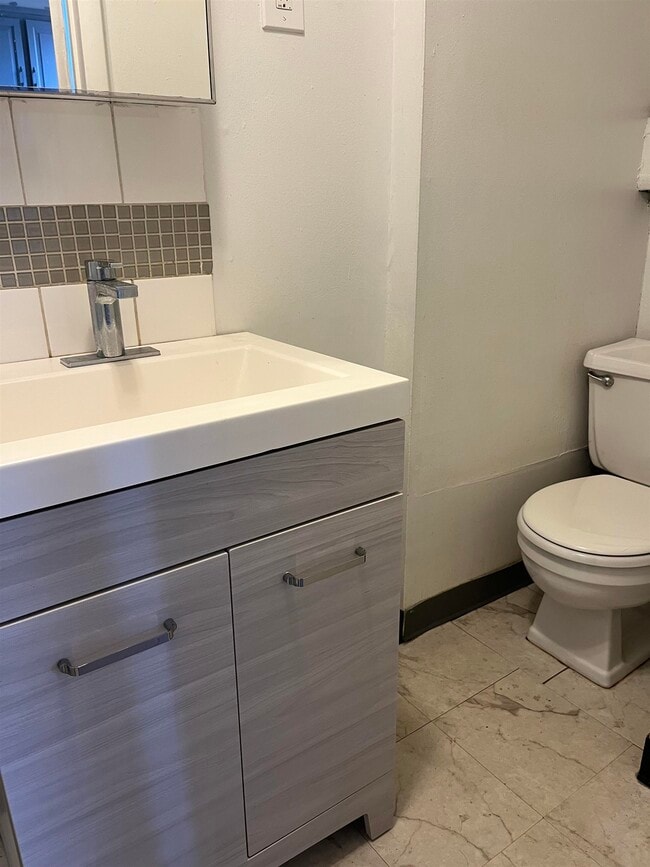 Building Photo - 527 Willow Ave