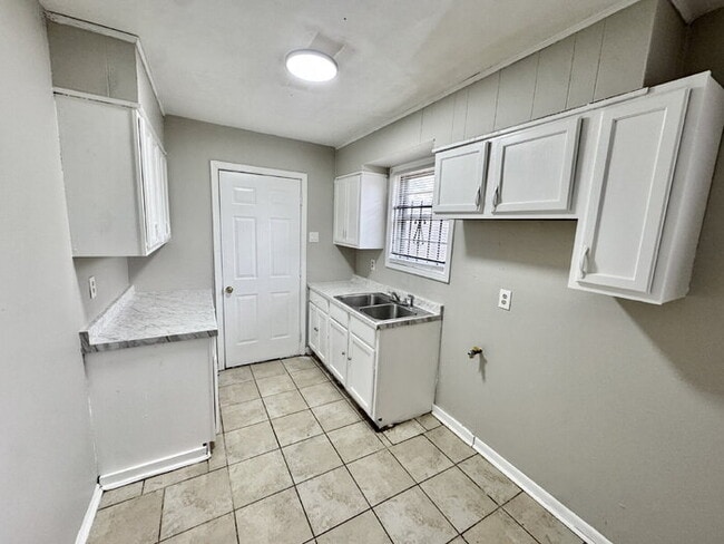 Building Photo - 735 Ledbetter Ave