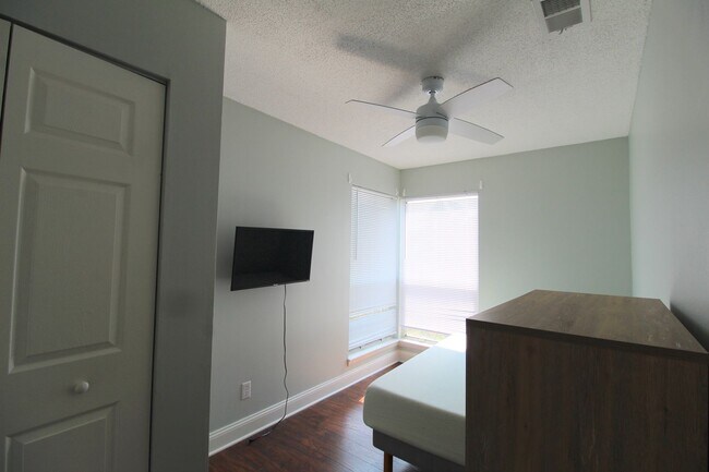 Building Photo - 1330 Hunters Rd