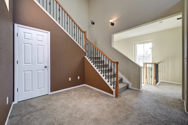 Building Photo - $2,675 - 2 Bed, 2 Bath Updated Condo in Hi...