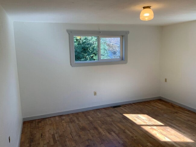 Building Photo - 3 Bedroom House in Whiteaker